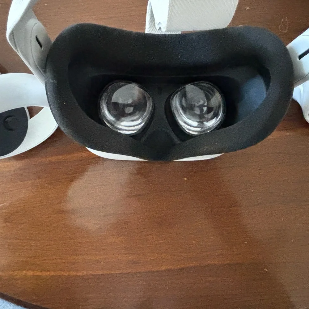 Standalone White VR Headset with Two Motion Controllers